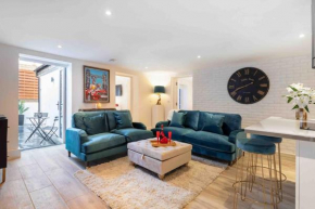 Luxury 2 Bedroom Apartment with Private Terrace & Parking - Wanstead, Escape London in London